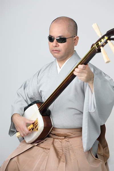 かわさき民謡ユニット メンバーのひとり、全盲の津軽三味線奏者、踊正太郎さんの写真
